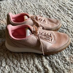 Pink nike tennis shoes